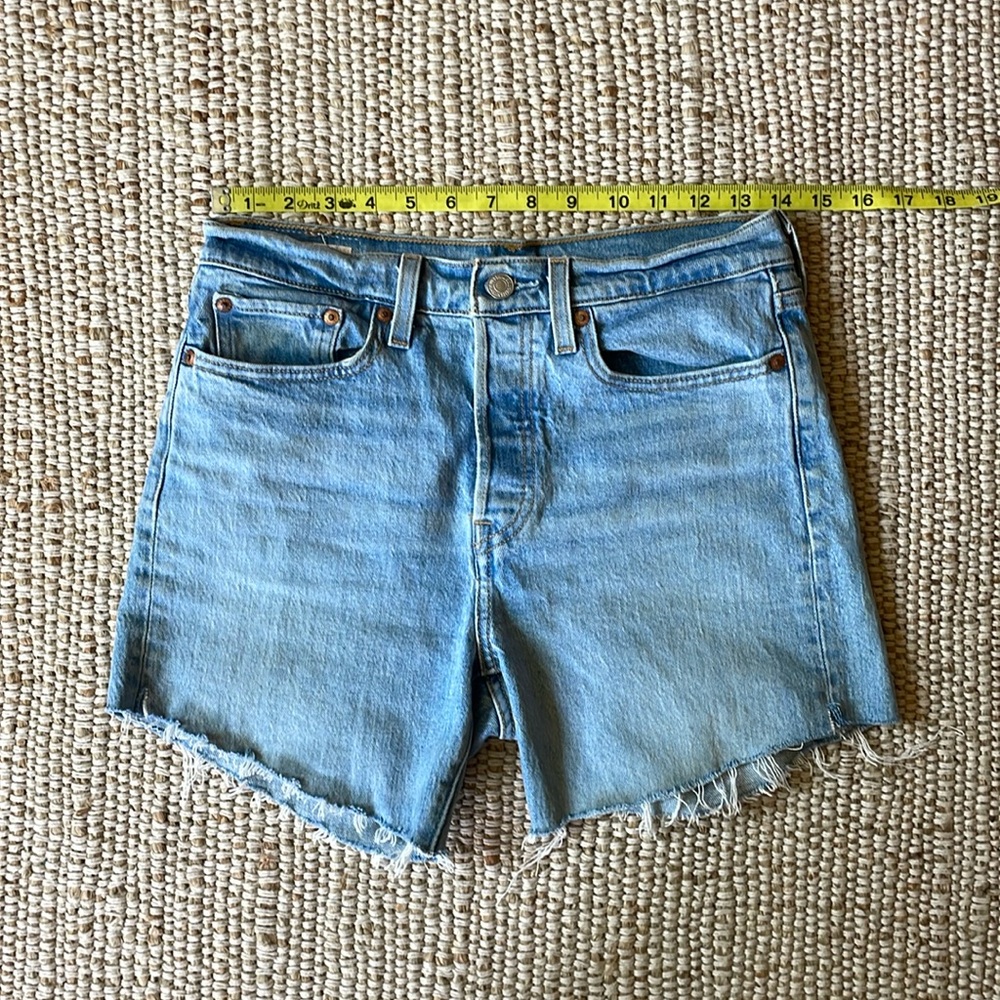 Levi’s Wedgie Straight Jean Shorts. Size 27